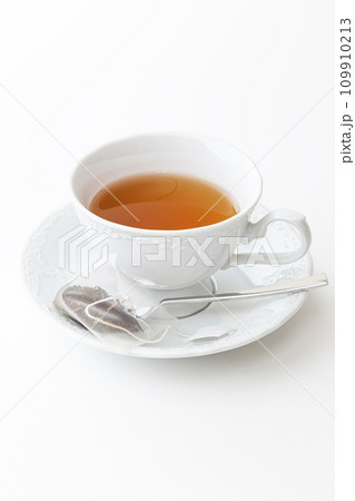 カップに注がれた紅茶　白バック 109910213