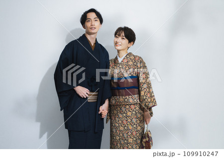 着物を着たカップル 109910247