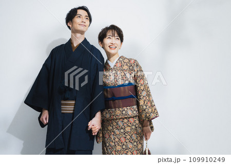 着物を着たカップル 109910249