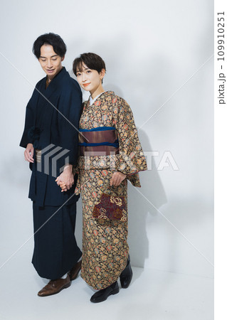 着物を着たカップル 109910251