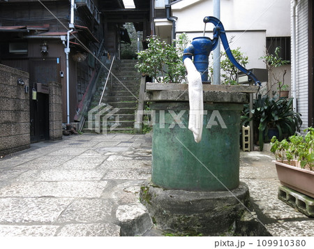 文京区本郷の樋口一葉旧居跡に残る井戸 109910380