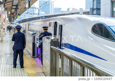 【交通イメージ】出発する東海道新幹線(東京駅) 【交通イメージ】出発する東海道新幹線(東京駅) 109910447