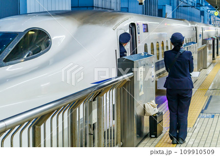 【交通イメージ】出発する東海道新幹線（東京駅） 109910509