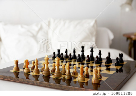 白いテーブル上のチェス盤と駒 白いテーブル上のチェス盤と駒 109911889