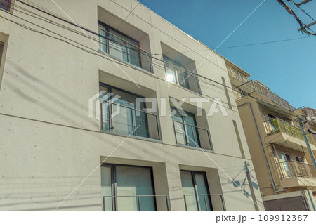 集合住宅の窓 109912387