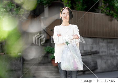 買い物袋を持つ女性 買い物袋を持つ女性 109912463