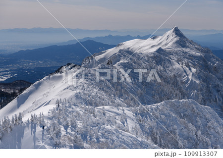 剣ヶ峰山から武尊山に向かう登山道から見た冬の剣ヶ峰山 109913307