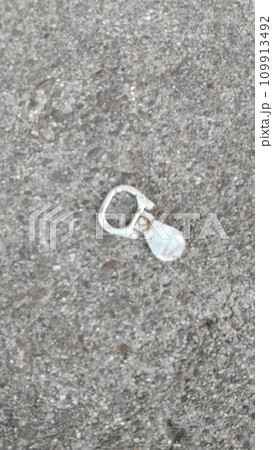 道路に捨てられた昭和のプルタブ 109913492