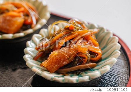 小皿に盛った松前漬け 小皿に盛った松前漬け 109914102