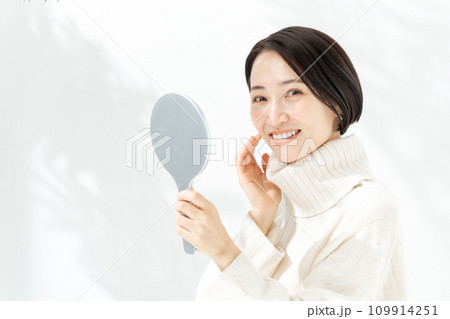 手鏡で肌を確認する女性 手鏡で肌を確認する女性 109914251