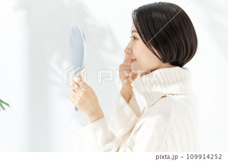 手鏡で肌を確認する女性 手鏡で肌を確認する女性 109914252