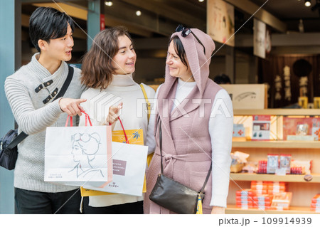 京都観光でお土産を買った外国人旅行者 京都観光でお土産を買った外国人旅行者 109914939