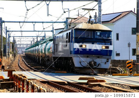 電気機関車・EF210『桃太郎』が牽引するタンク貨物列車 電気機関車・EF210『桃太郎』が牽引するタンク貨物列車 109915871