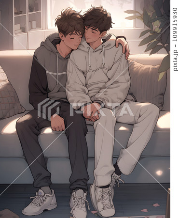 ソファに座り肩を抱き合う男性カップル 109915930