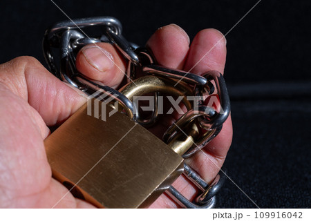 絡みつく鎖と南京錠 109916042