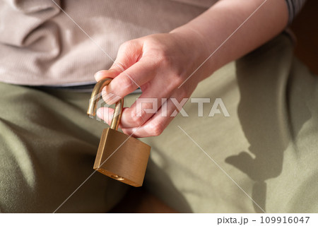 南京錠を持っている 109916047