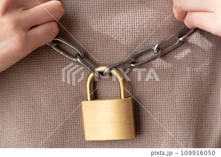 絡みつく鎖と南京錠 絡みつく鎖と南京錠 109916050