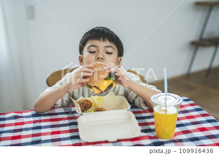 チーズバーガーを食べる男の子 チーズバーガーを食べる男の子 109916436