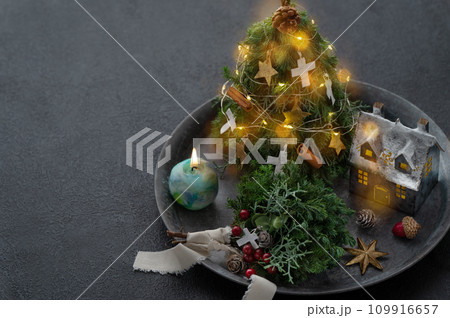 小さなクリスマスツリーのイルミネーションとキャンドル 小さなクリスマスツリーのイルミネーションとキャンドル 109916657