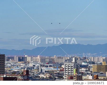 八尾駐屯地から飛び立つヘリコプターと大阪の街並み 八尾駐屯地から飛び立つヘリコプターと大阪の街並み 109916671