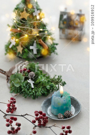 小さなクリスマスツリーのイルミネーションとキャンドル 白背景 小さなクリスマスツリーのイルミネーションとキャンドル 白背景 109916912