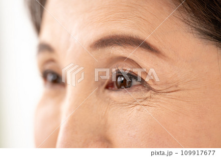 女性　目元　シニア 109917677