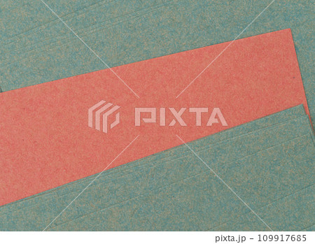 緑色と赤色の色画用紙 109917685