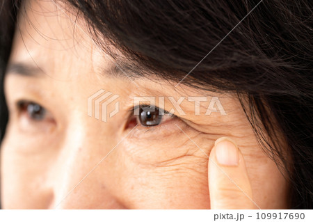 女性　目元　シニア 109917690