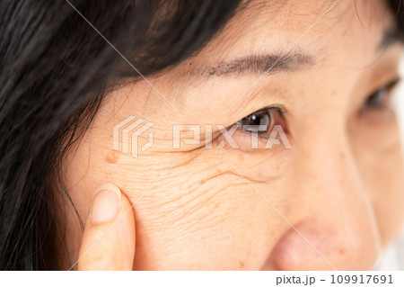 女性 目元 シニア 女性 目元 シニア 109917691