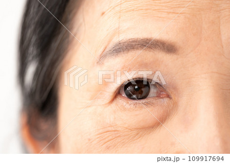 女性　目元　シニア 109917694