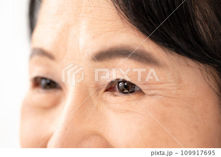 女性　目元　シニア 109917695