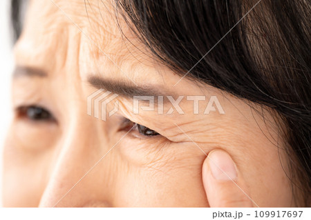 女性　目元　シニア 109917697