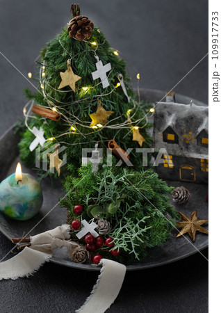 クリスマスの飾り　小さなクリスマスツリーとスワッグ 109917733
