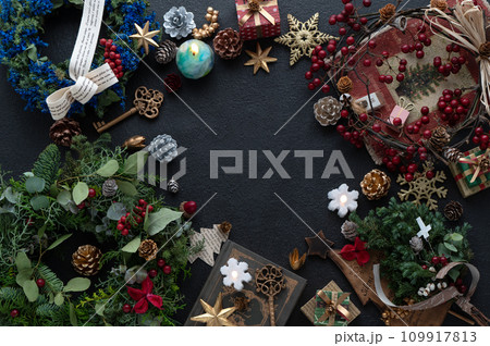 クリスマスの飾り 小さなクリスマスツリーとナチュラルリース クリスマスの飾り 小さなクリスマスツリーとナチュラルリース 109917813