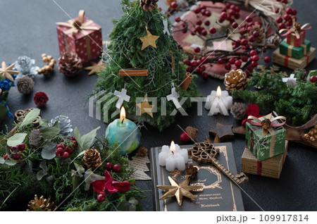 クリスマスの飾り　小さなクリスマスツリーとナチュラルリース 109917814