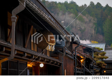 飛騨高山 レトロな街並み 109917848