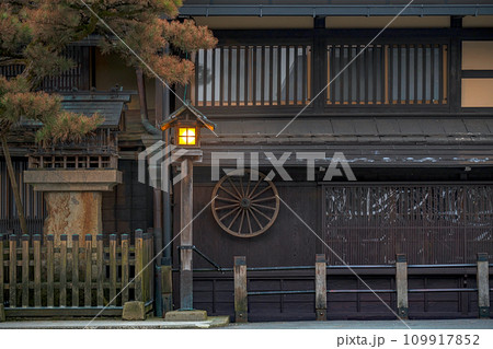 飛騨高山 レトロな街並み 109917852