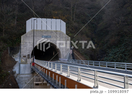 【国道417号】開通した福井県側の冠山峠道路 109918097
