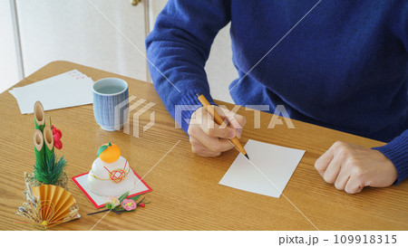 年賀状を書く男性 イメージ 109918315
