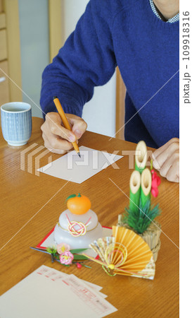 年賀状を書く男性 イメージ 年賀状を書く男性 イメージ 109918316