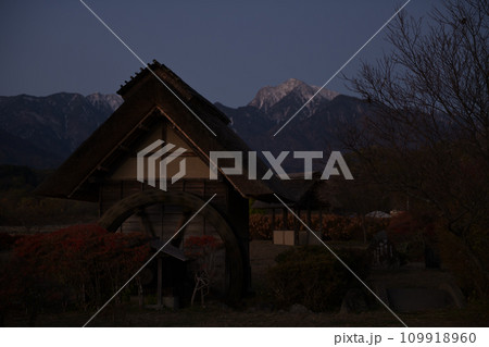 水車の里公園の水車小屋と朝日を待つ甲斐駒ケ岳 109918960