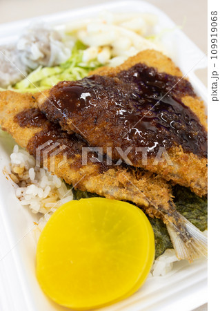 おいしいアジフライ弁当 おいしいアジフライ弁当 109919068