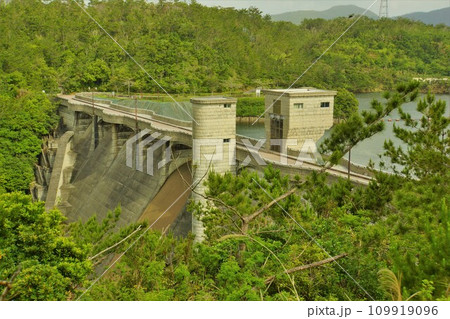 漢那ダムの堤体 109919096