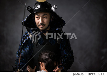 子どもを守る侍や武士　映画などのイメージ 109919214