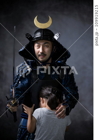 子どもを守る侍や武士　映画などのイメージ　縦長 109919215