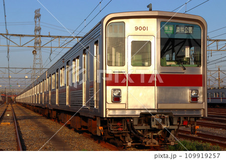 森林公園検修区に留置中の東武東上線9000系試作車両 109919257