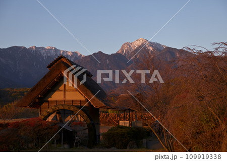 水車の里公園の水車小屋と朝日が当たり赤く焼ける甲斐駒ケ岳 水車の里公園の水車小屋と朝日が当たり赤く焼ける甲斐駒ケ岳 109919338