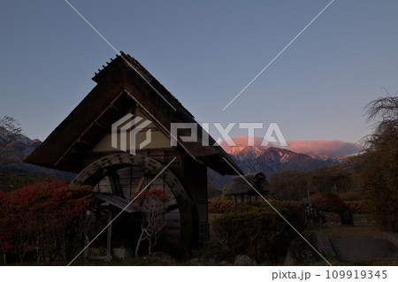 水車の里公園の水車小屋と朝日が当たり赤く焼ける甲斐駒ケ岳 水車の里公園の水車小屋と朝日が当たり赤く焼ける甲斐駒ケ岳 109919345