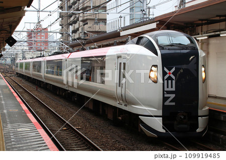中央快速線八王子駅に入線する特急成田エクスプレス号 109919485