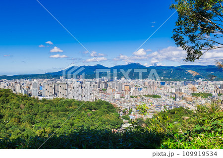 台湾　台北市内と七星山連峰 109919534